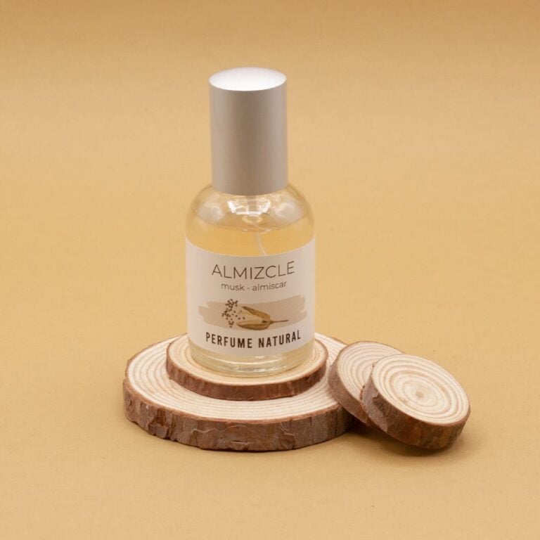 Perfume Almizcle 50ml Labnatur colocado sobre varios discos de madera en un fondo beige