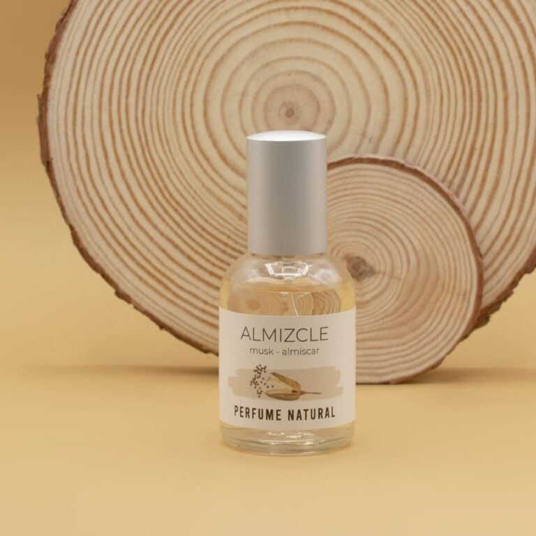 Frasco pulverizador de Perfume Almizcle 50ml Labnatur delante de dos rodajas de madera