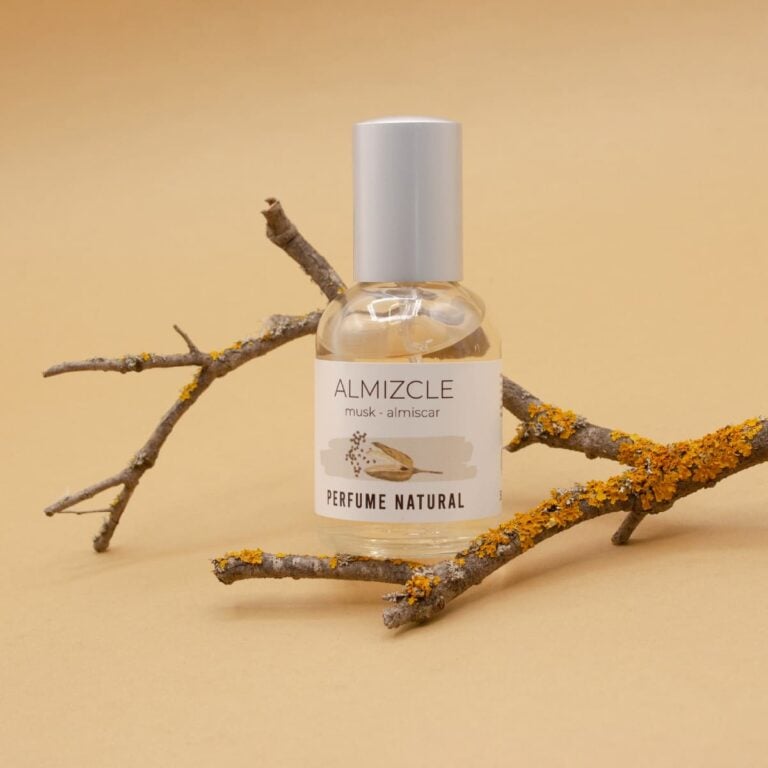 Frasco de Perfume Almizcle 50ml Labnatur rodeado de ramas secas con líquenes anaranjados