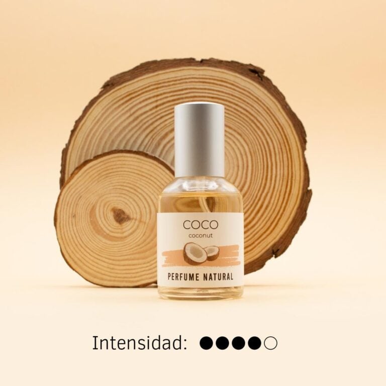 Perfume Coco 50ml Labnatur delante de dos rodajas de madera con indicador de intensidad cuatro sobre cinco