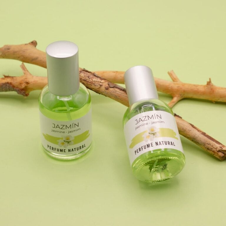 Dos frascos de Perfume Jazmín 50ml Labnatur junto a ramas de madera sobre fondo verde claro