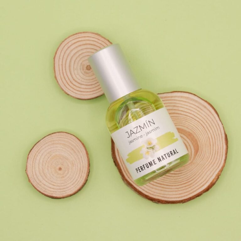 Perfume Jazmín 50ml Labnatur inclinado sobre rodajas de madera natural