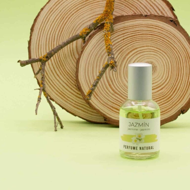 Perfume Jazmín 50ml Labnatur delante de rodajas de madera y una rama con líquenes amarillos