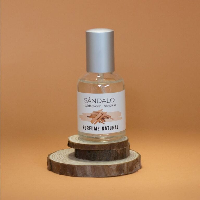 Perfume Sándalo 50ml Labnatur sobre dos rodajas de madera apiladas