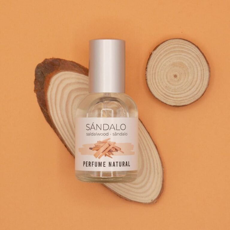 Perfume Sándalo 50ml Labnatur junto a dos piezas de madera sobre fondo beige anaranjado