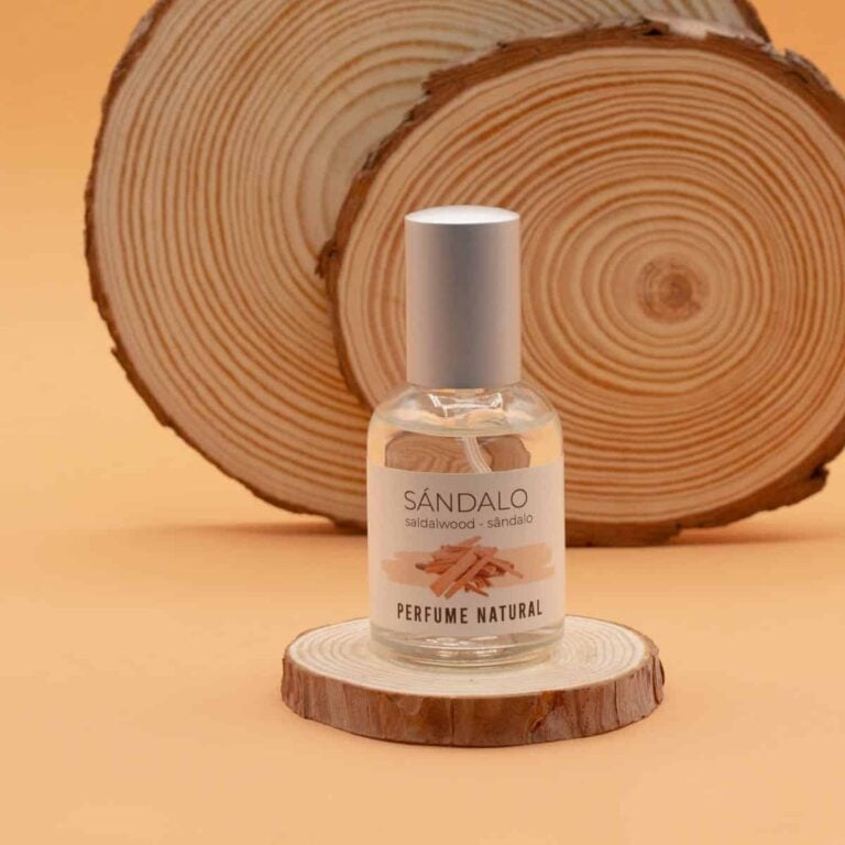 Perfume Sándalo 50ml Labnatur delante de dos grandes rodajas de madera natural