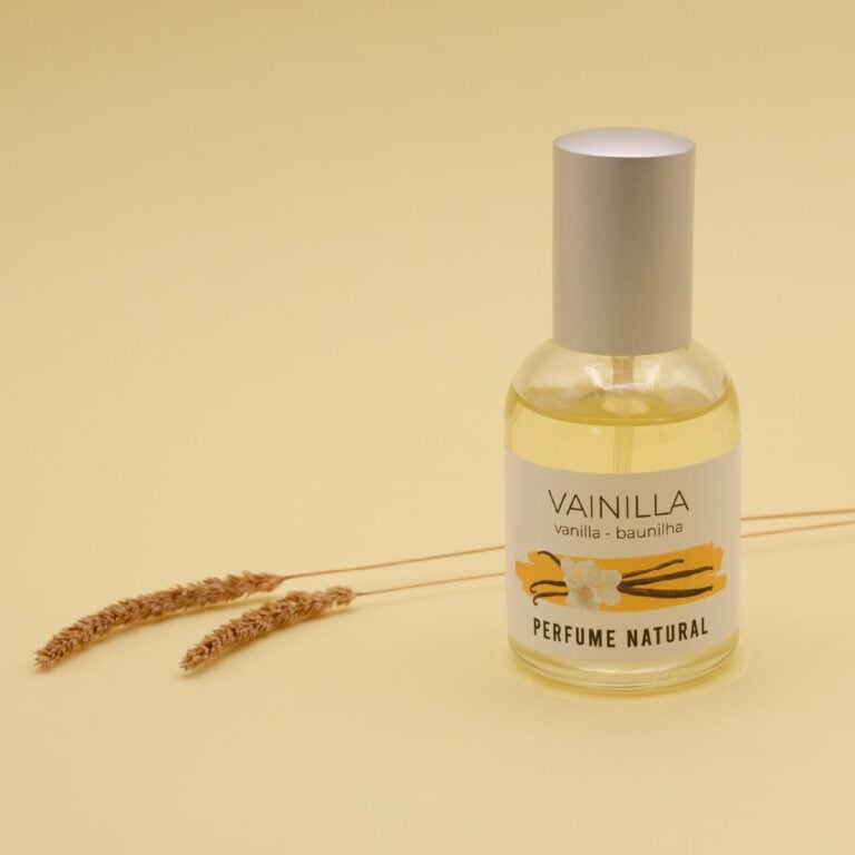 Frasco de Perfume Vainilla 50ml Labnatur junto a dos espigas secas sobre fondo amarillo