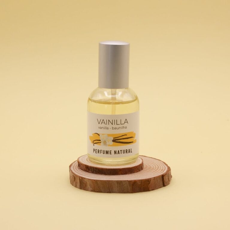 Frasco de Perfume Vainilla 50ml Labnatur colocado sobre dos rodajas de madera