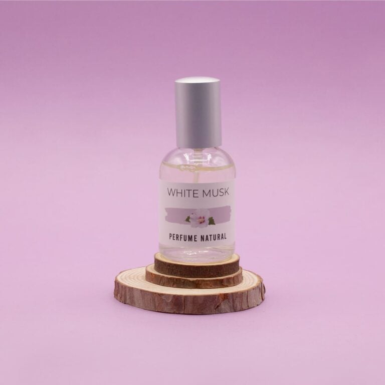 Perfume White Musk 50ml Labnatur sobre tres rodajas de madera apiladas