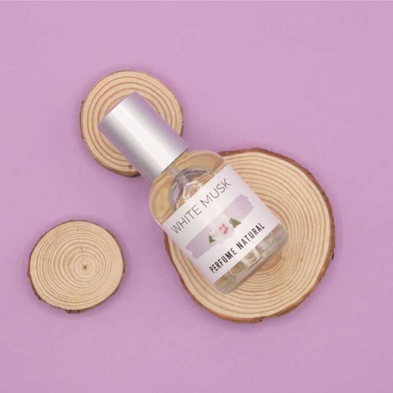 Perfume White Musk 50ml Labnatur inclinado sobre una rodaja de madera y acompañado de dos discos pequeños