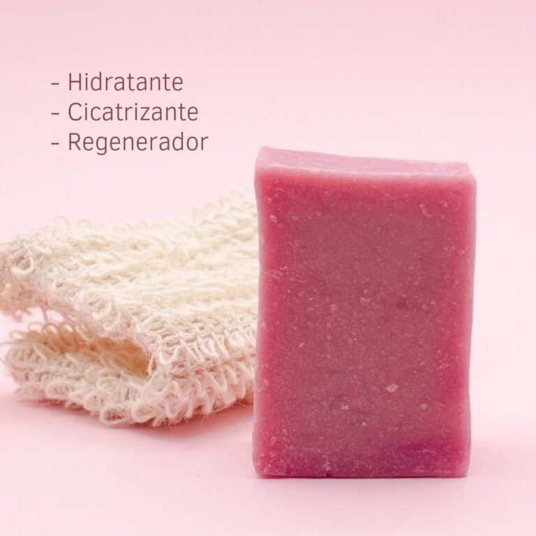 Jabón Natural Rosa Mosqueta 100g Labnatur junto a una bolsa de malla con propiedades hidratante, cicatrizante y regeneradora