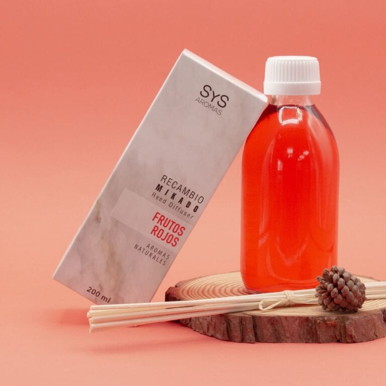 Recambio Mikado Frutos Rojos 200ml SYS Aromas con estuche, frasco y varillas difusoras sobre rodaja de madera