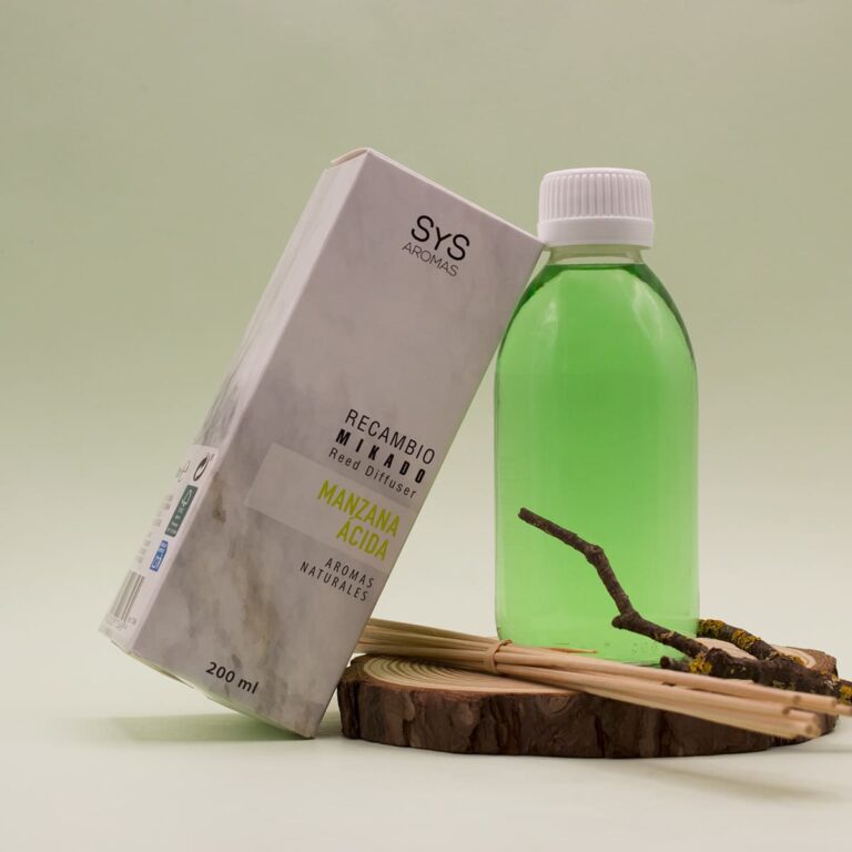Recambio Mikado Manzana Ácida 200ml SYS Aromas con estuche, frasco verde y varillas sobre rodaja de madera