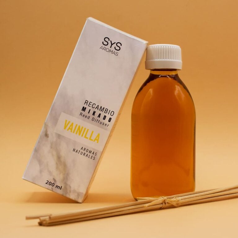 Recambio Mikado Vainilla 200ml SYS Aromas con estuche y varillas naturales sobre fondo cálido