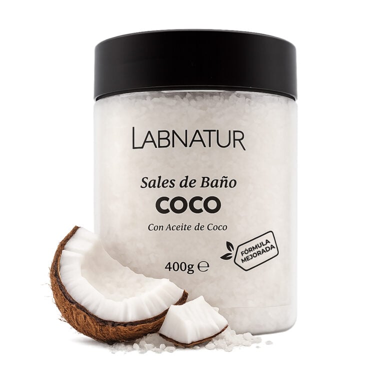 Envase de Sales de Baño Coco 400g Labnatur acompañado de medio coco, un trozo de pulpa y sales blancas