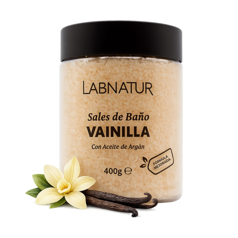 Envase de Sales de Baño Vainilla 400g Labnatur acompañado de una flor de vainilla y vainas oscuras