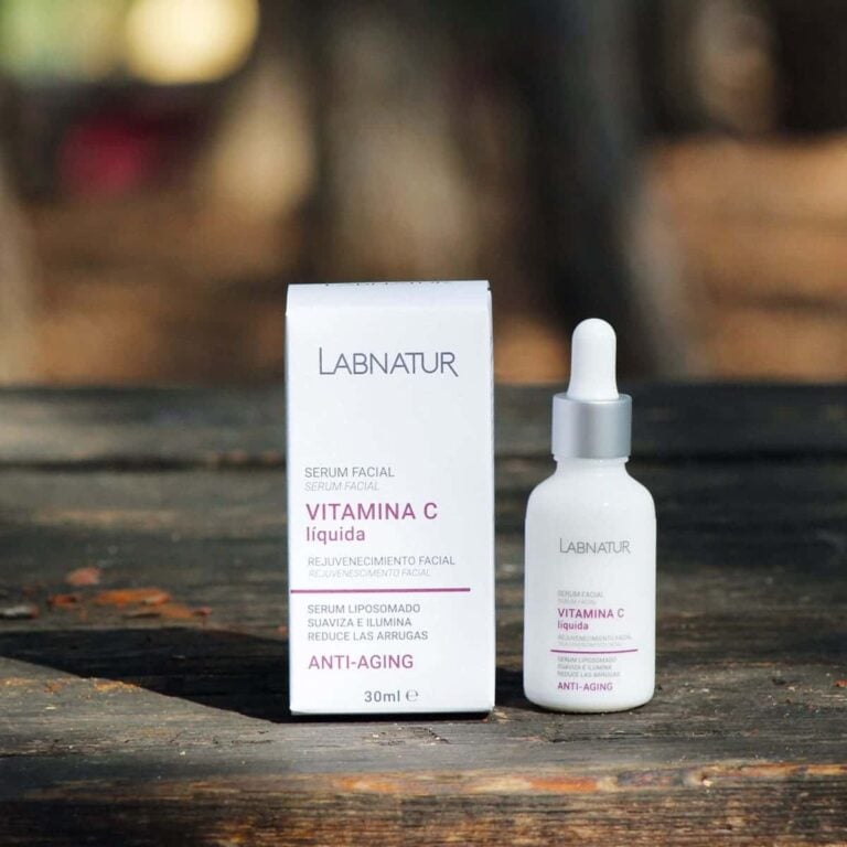 Sérum Facial Vitamina C Líquida Labnatur anti-aging con estuche y frasco sobre superficie de madera.