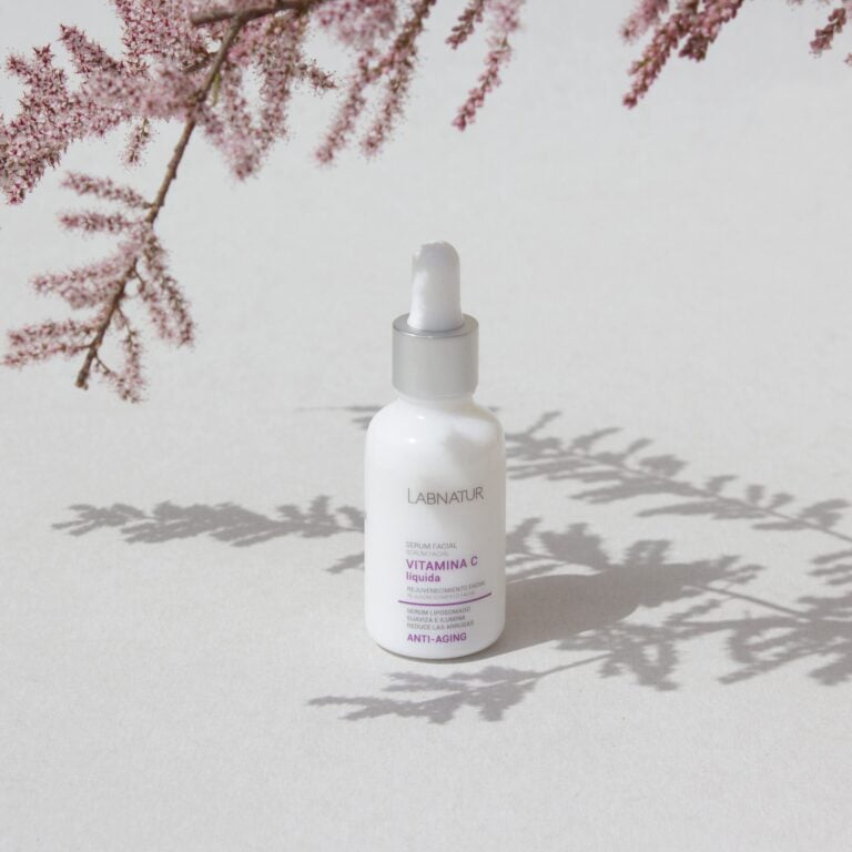 Sérum Facial Vitamina C Líquida Labnatur liposomado en frasco con pipeta sobre fondo luminoso.