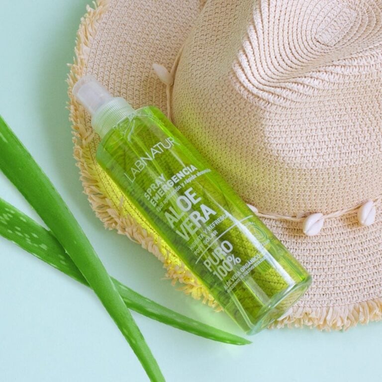 Spray Aloe Vera 100% Puro Labnatur 250ml sobre sombrero de verano con hoja de aloe vera para cuidado post-solar.
