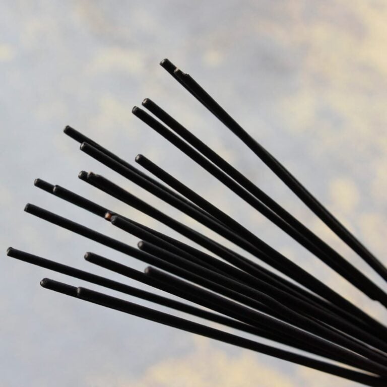 Varillas negras de Incienso Natural Sándalo SYS Aromas dispuestas en abanico
