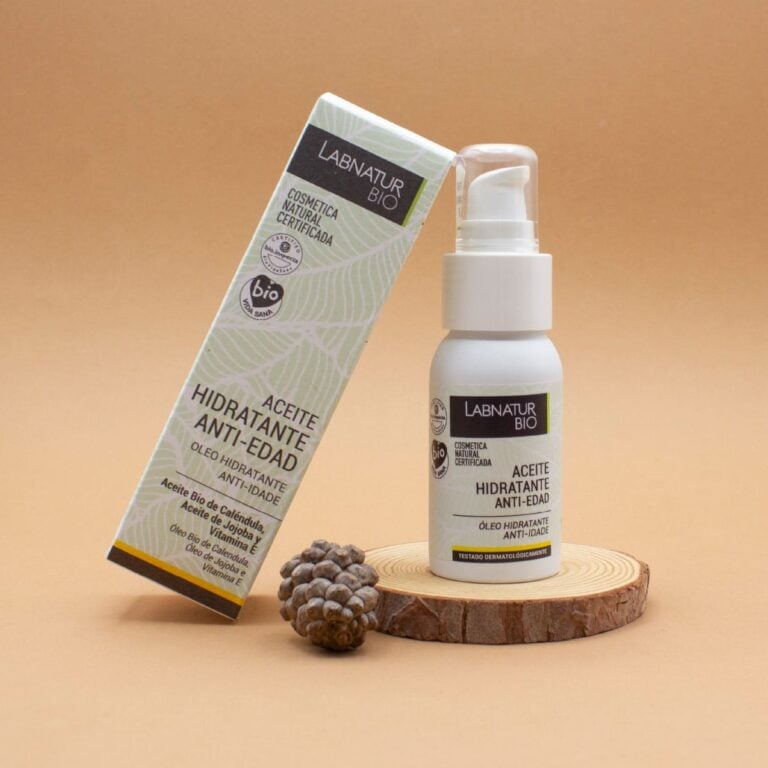 Aceite Hidratante Antiedad Vitamina E 50ml Labnatur Bio con envase dosificador y estuche sobre base de madera.