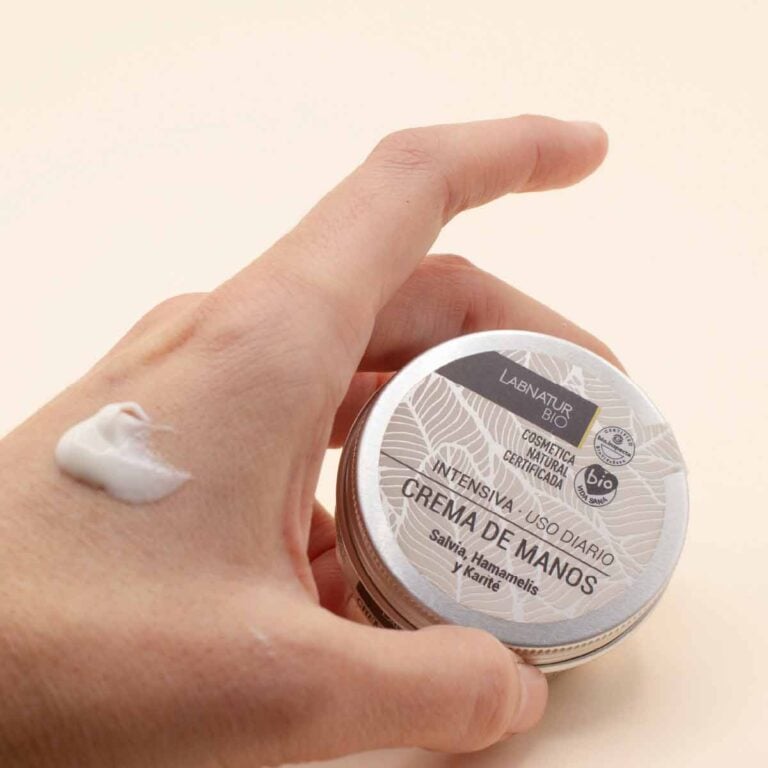 Aplicación de Crema de Manos Reparadora Labnatur Bio 50ml sobre la piel para hidratar y proteger manos secas.