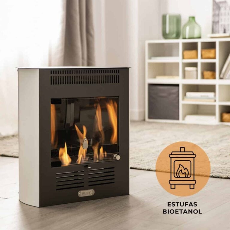 Estufa de bioetanol encendida en interior con Bioetanol 99,5% Origen Vegetal MyHome.