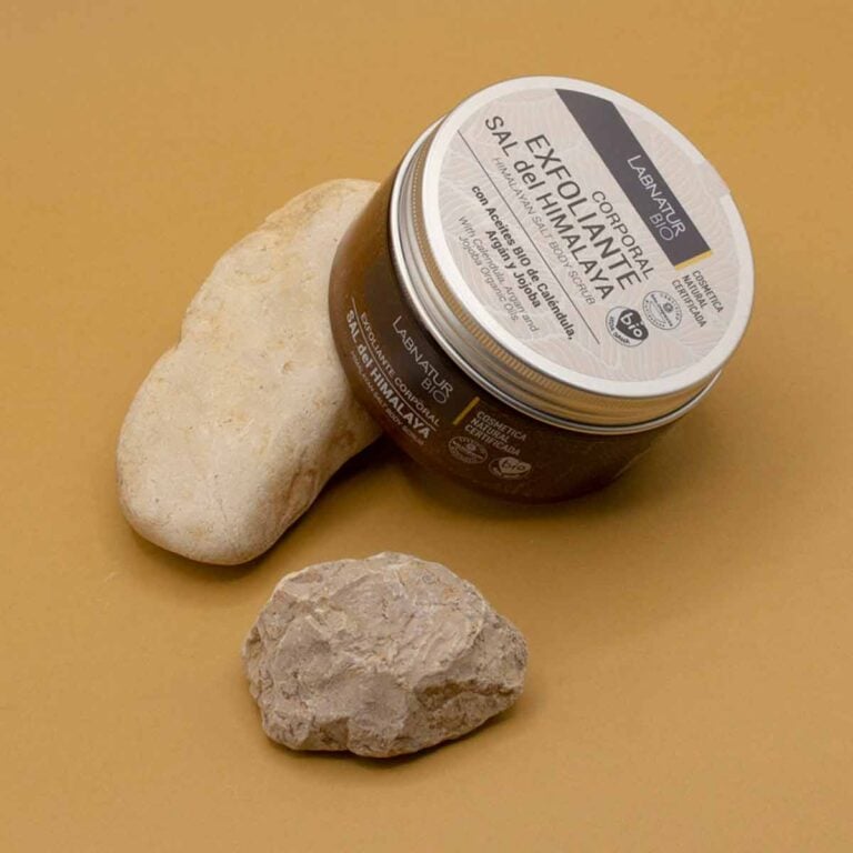 Exfoliante Corporal Sal del Himalaya Labnatur Bio 250g con envase metálico y tapa frontal sobre fondo blanco.