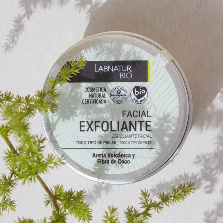 Exfoliante Facial Labnatur Bio 100ml con arena volcánica y fibra de coco como exfoliantes naturales sin microplásticos.