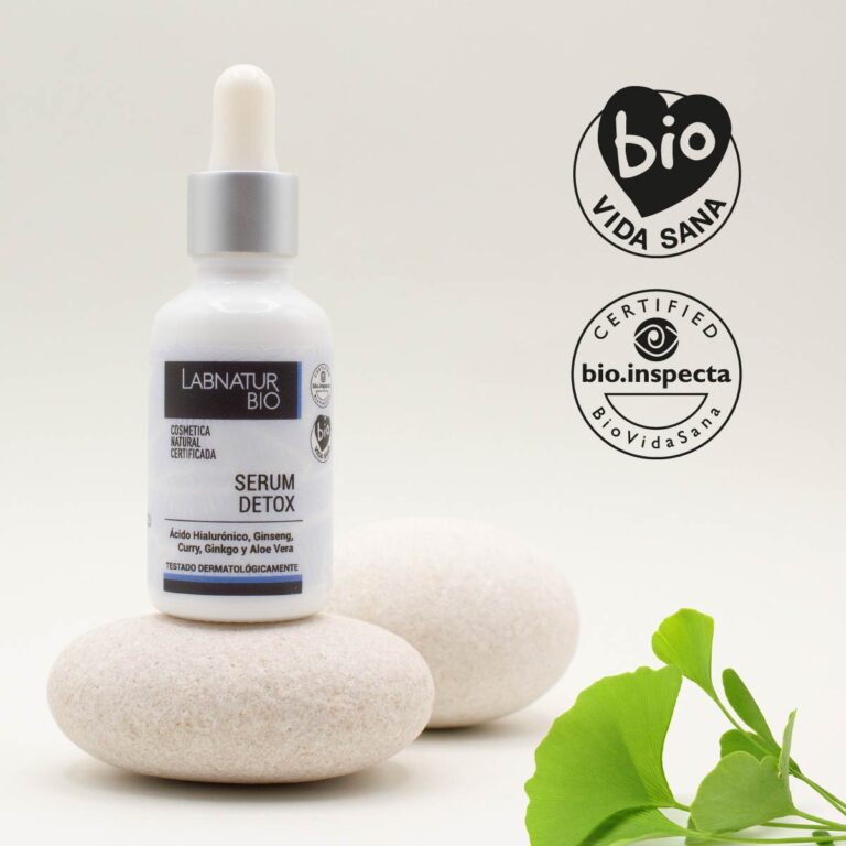 Sérum Facial Detox Labnatur Bio 30ml con sellos Bio.inspecta y BioVidaSana junto a hoja de ginkgo.