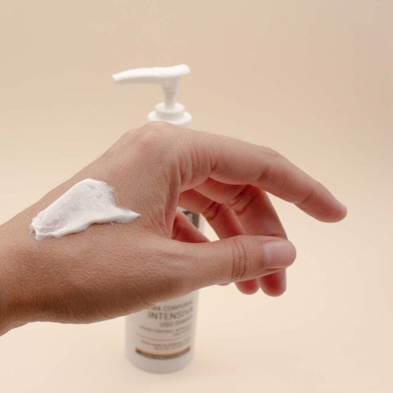 Textura cremosa de la Crema Corporal Reparadora Labnatur Bio 400ml aplicada sobre la piel de la mano.