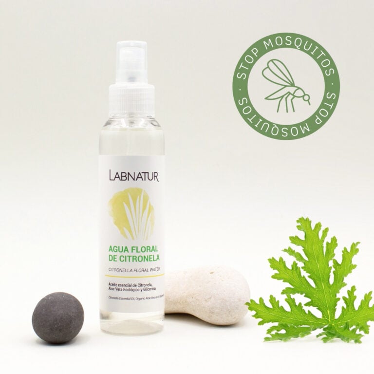 Agua Floral de Citronela 125ml Labnatur junto a hojas verdes, piedras y distintivo Stop Mosquitos