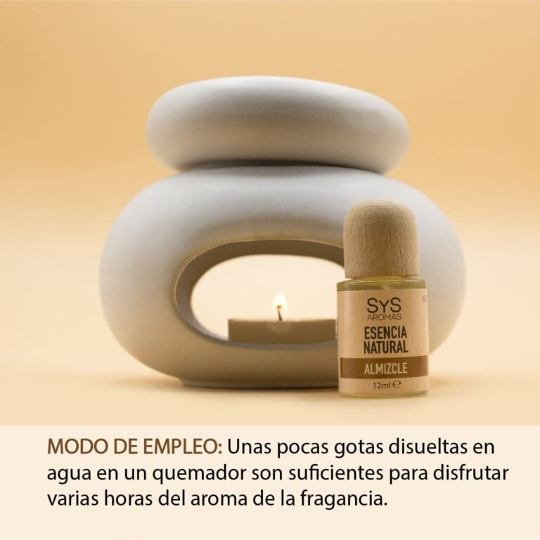 Esencia Almizcle 12ml SYS Aromas junto a un quemador de cerámica con vela encendida e instrucciones de uso