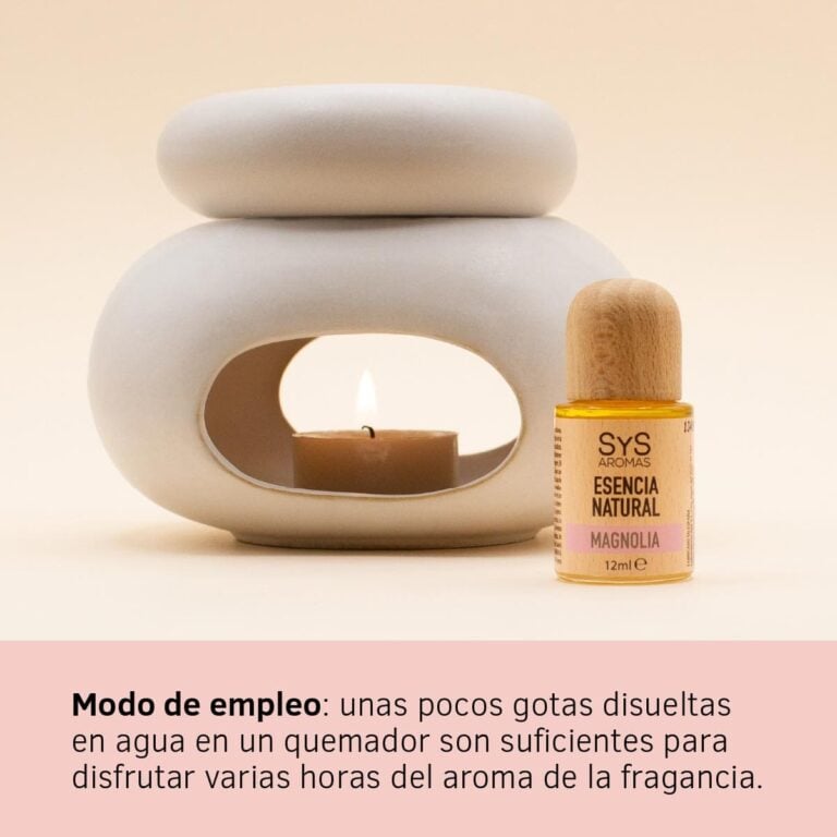 Esencia Magnolia 12ml SYS Aromas junto a un quemador de cerámica blanco con vela encendida