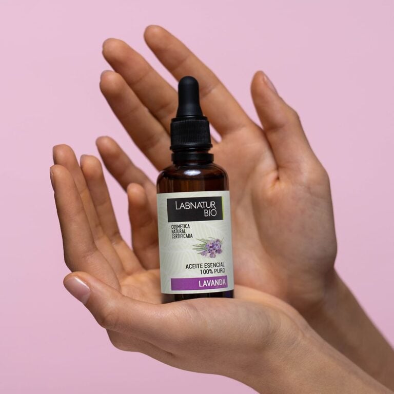 Aceite Esencial Lavanda 30ml Labnatur Bio en frasco con gotero sostenido entre las manos.