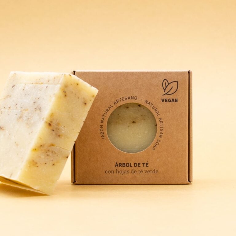 Dos pastillas de Jabón Natural Artesano Árbol de Té 100g Labnatur apoyadas junto a su estuche kraft vegano