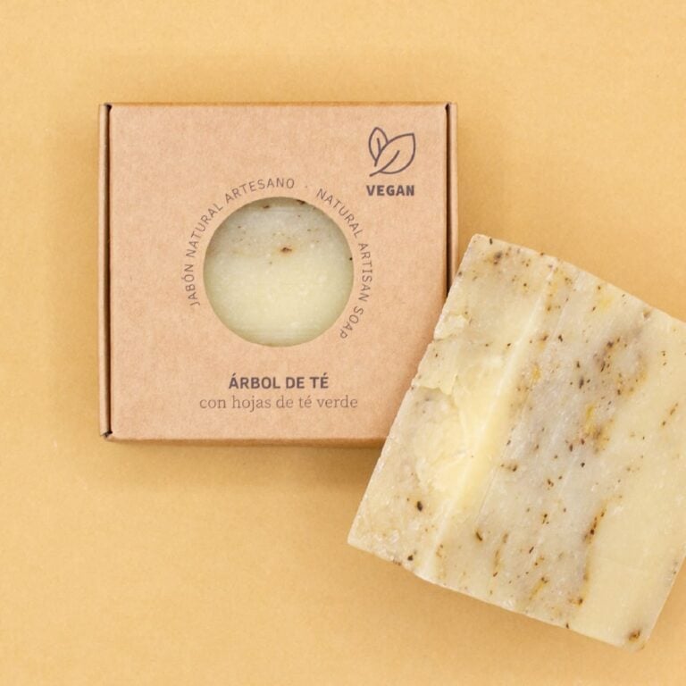 Estuche kraft y pastillas superpuestas de Jabón Natural Artesano Árbol de Té 100g Labnatur sobre fondo amarillo