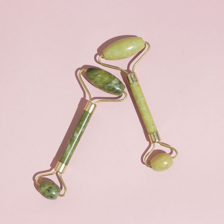 Masajeador Facial Rodillo de Jade con efecto frío para descongestionar y refrescar el rostro.