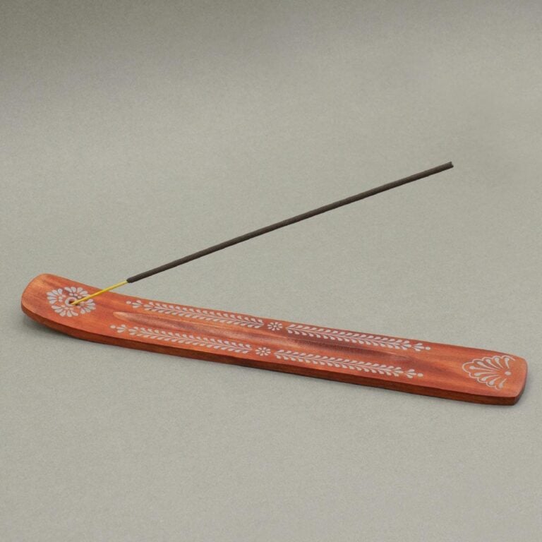 Incensario decorativo tallado de madera SYS Aromas con stick de incienso y diseño floral blanco