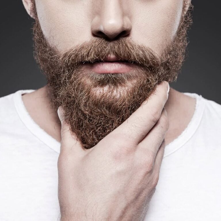 Hombre aplicando aceite natural para barba Labnatur para suavizar, nutrir y cuidar el vello facial.