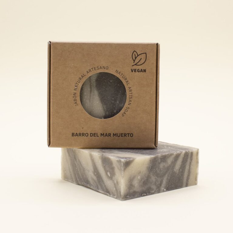 Estuche kraft de Jabón Natural Artesano Barro del Mar Muerto 100g Labnatur apoyado sobre una pastilla marmolada gris y crema