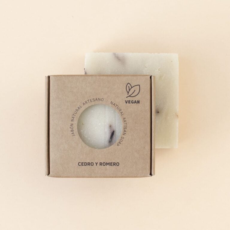 Estuche kraft de Jabón Natural Artesano Cedro y Romero 100g Labnatur delante de una pastilla crema en composición cenital