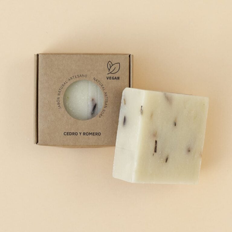 Pastilla crema de Jabón Natural Artesano Cedro y Romero 100g Labnatur inclinada junto a su estuche kraft vegano