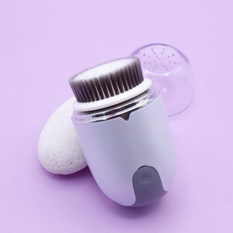 Limpiador Facial Eléctrico 3 en 1 para limpieza profunda, poros, impurezas y restos de maquillaje.