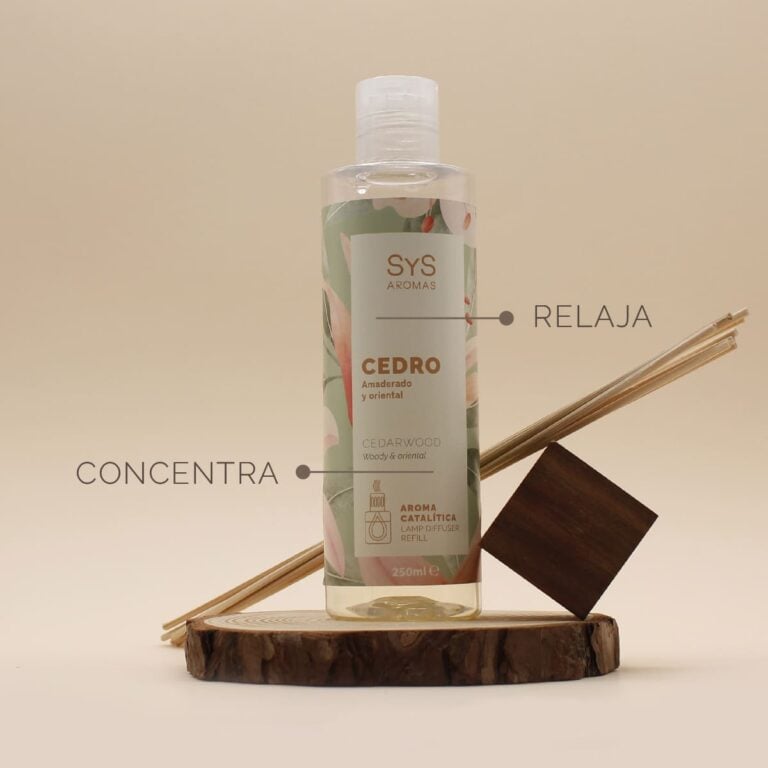 Aroma para Lámpara Catalítica Cedro 250ml con conceptos relaja y concentra sobre base de madera