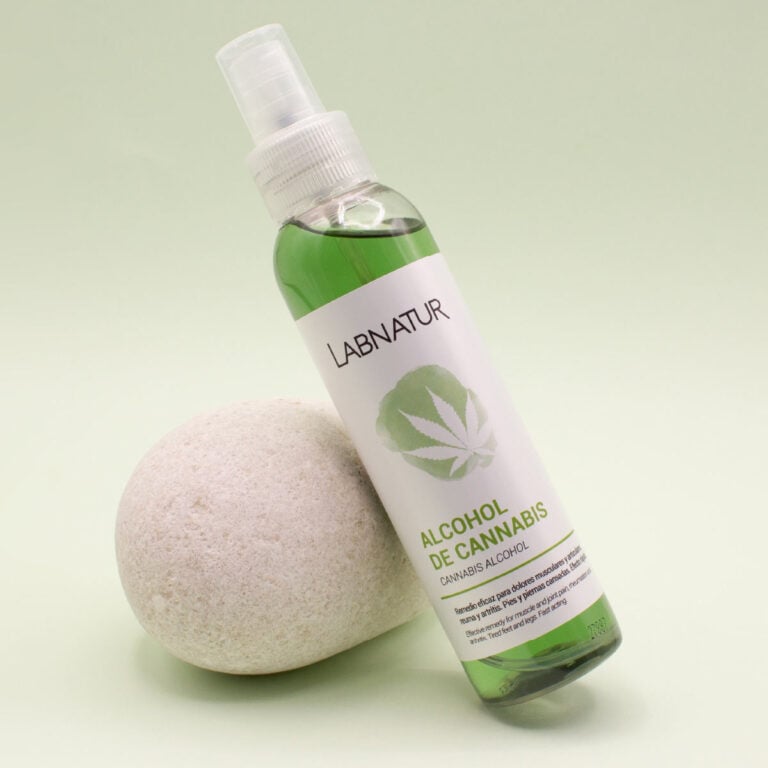 Alcohol de Cannabis 125ml Labnatur inclinado y apoyado sobre una piedra redondeada