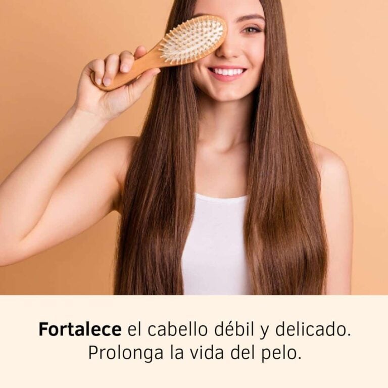Mujer con cabello largo y liso sosteniendo un cepillo junto al mensaje fortalece el cabello débil y delicado