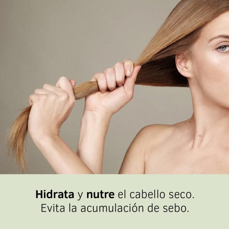 Mujer sujetando su cabello largo junto al mensaje hidrata y nutre el cabello seco y evita la acumulación de sebo