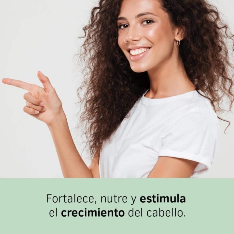 Mujer con cabello oscuro y rizado junto al mensaje fortalece, nutre y estimula el crecimiento del cabello