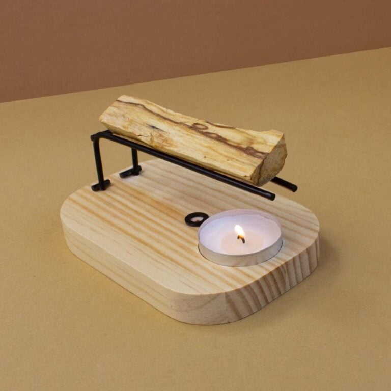 Quemador decorativo Palo Santo SYS Aromas con madera natural soporte metálico y vela encendida